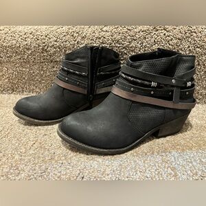 Womens size 6 ankle booties.  Like new.